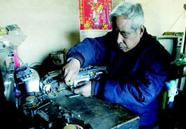 古稀盲老漢身懷絕技 樂器維修、刺繡與修理電器的非凡人生