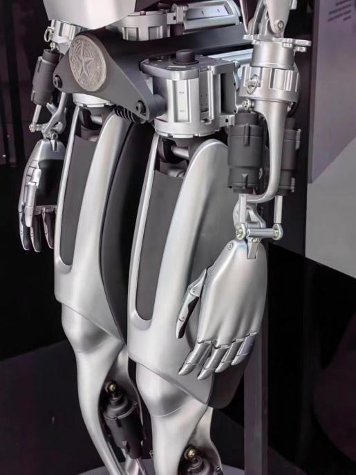 2023世界人工智能大會(huì) 智能機(jī)器人亮相引爆熱潮，最低售價(jià)百萬(wàn)引領(lǐng)行業(yè)新動(dòng)向